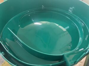 ウレタンコーティングされた耐衝撃性、耐摩耗性、消音性を付与されたパーツフィーダー